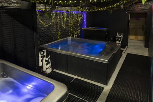 Cold plunge tubs at The KoR — contrast therapy and recovery in Sarasota